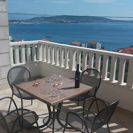 Julio トロギール